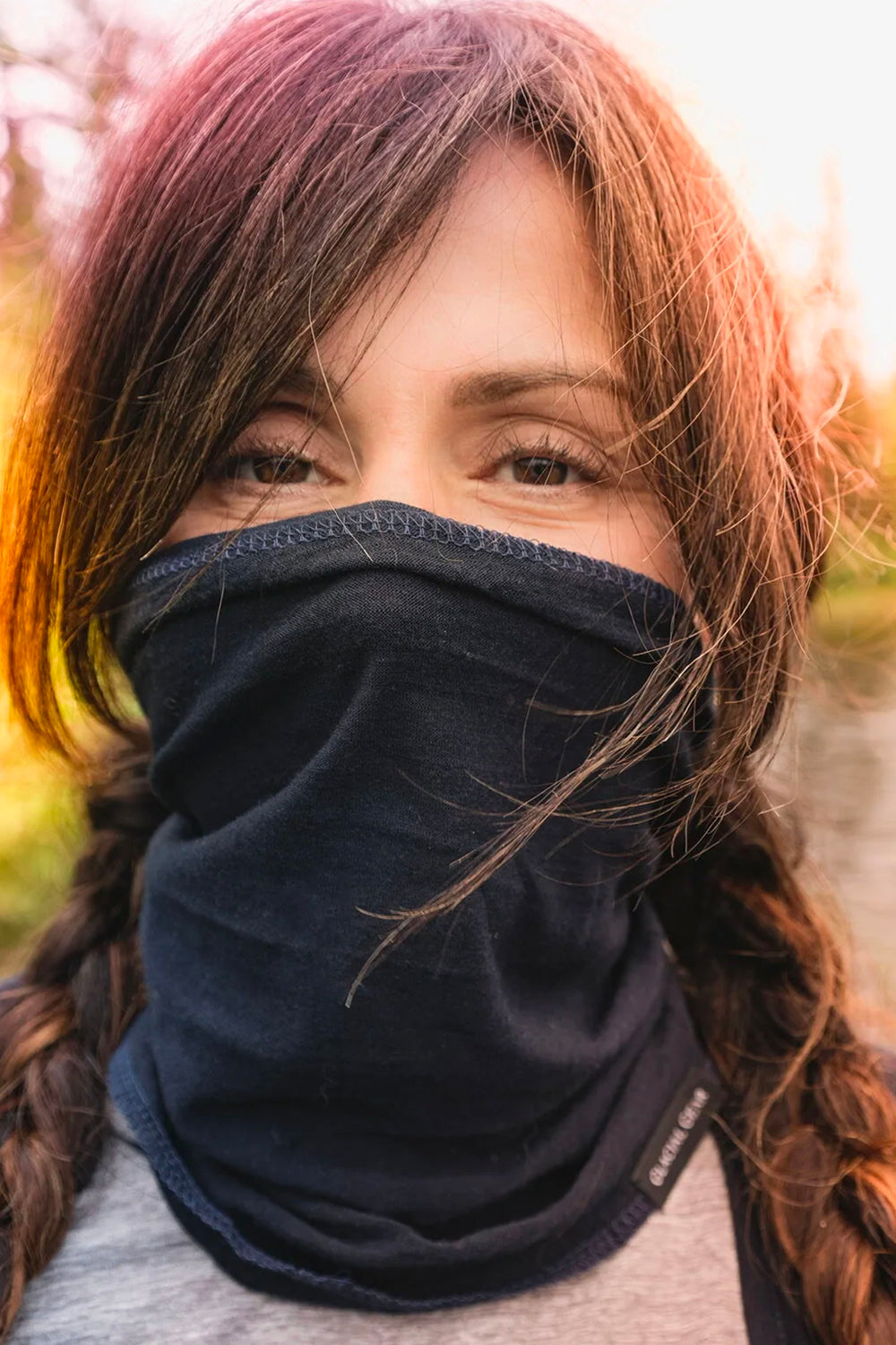 Tara Rubino Myers portant un Glacial Gaiter TARAfirma Blue sur le nez et la bouche