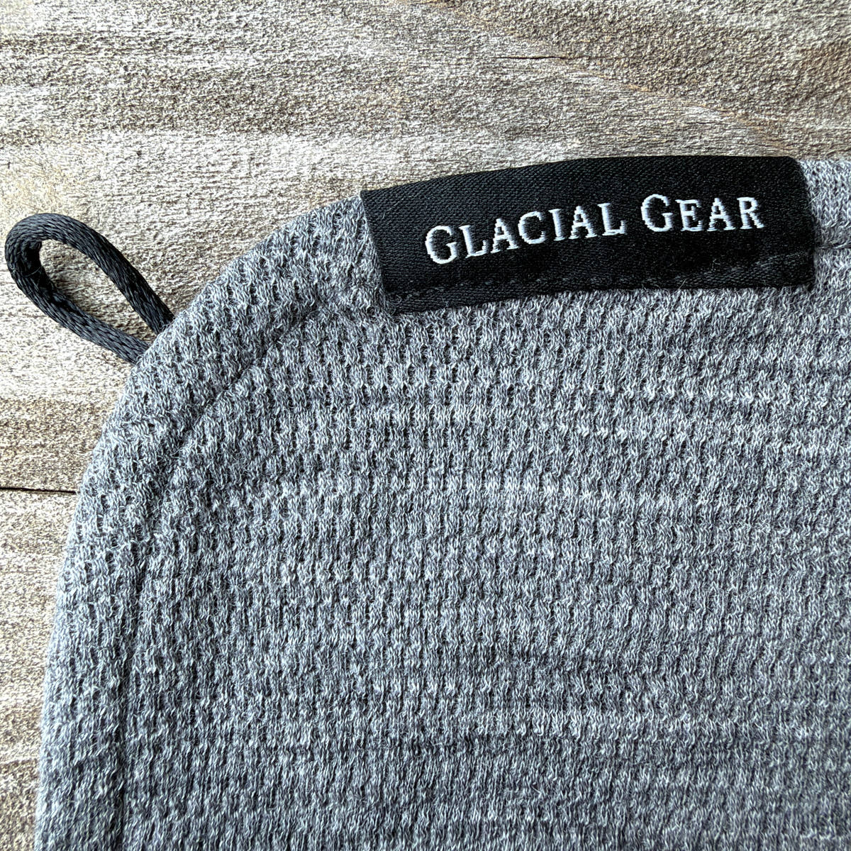 Gros plan du Glacial Gear x Zpacks Trail Rag montrant son étiquette, sa boucle d’accrochage et son tissu texturé